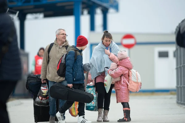 Isaccea Roemenië Maart 2022 Vluchteling Oekraïners Lopen Van Oekraïne Naar — Stockfoto