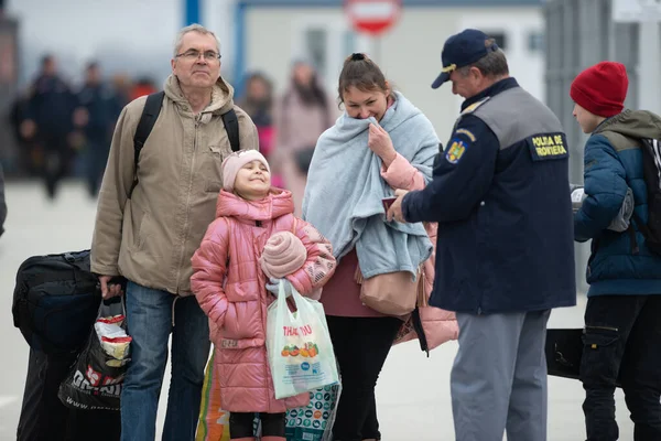 Isaccea Rumunsko Března2022 Uprchlíci Ukrajinci Pěšky Ukrajiny Isaccea Rumunsku Překročení — Stock fotografie