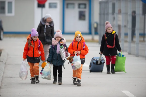 Isaccea Románia 2022 Március Menekült Ukránok Gyalog Ukrajnából Isaccea Romániában — Stock Fotó