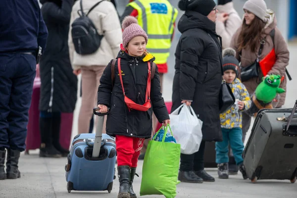 Isaccea Rumunia Marca 2022 Uchodźcy Ukraińcy Idą Ukrainy Isaccea Rumunii — Zdjęcie stockowe