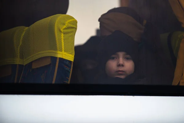 Isaccea Rumunsko Března2022 Uprchlíci Ukrajinci Pěšky Ukrajiny Isaccea Rumunsku Překročení — Stock fotografie