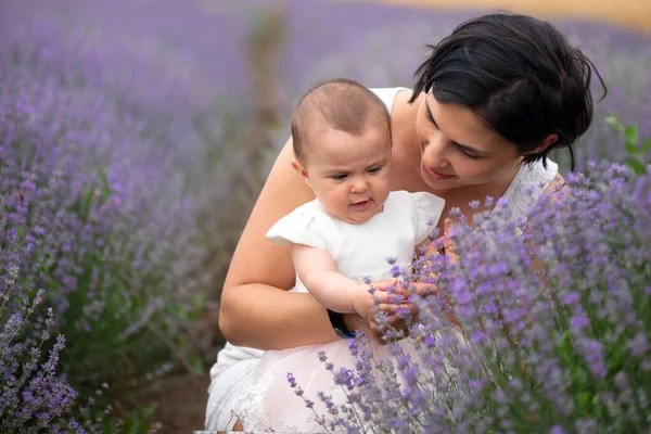 Gelukkig Moeder Met Mooie Dochter Lavendel Achtergrond — Stockfoto