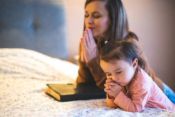 Madre Hija Leyendo Biblia Orando Rodillas Cerca Cama — Foto de Stock