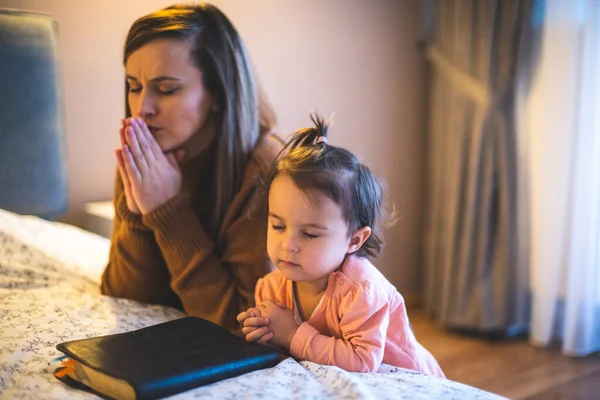 Madre Hija Leyendo Biblia Orando Rodillas Cerca Cama — Foto de Stock