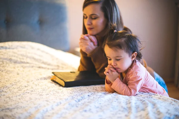 Madre Hija Leyendo Biblia Orando Rodillas Cerca Cama — Foto de Stock