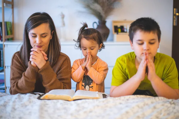 Mother Her Little Girl Boy Praying Edge Bed Morning — Stock Photo, Image