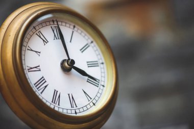 Retro alarm saati olan eski arkaplan
