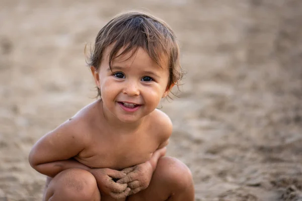 可愛い女の子の肖像 ビーチで砂と遊ぶ — ストック写真