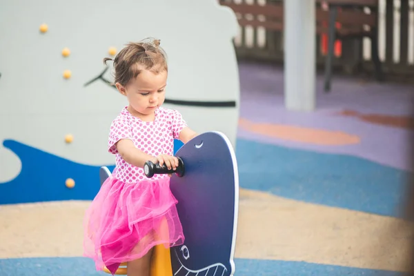 Portret Van Schattig Klein Meisje Bij Playgoud — Stockfoto