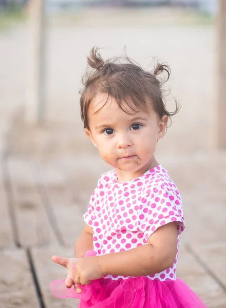 Portret Van Schattig Meisje Met Roze Jurk Het Strand — Stockfoto