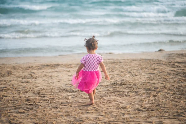 Porträt Des Süßen Kleinen Mädchens Mit Rosa Kleid Strand — Stockfoto