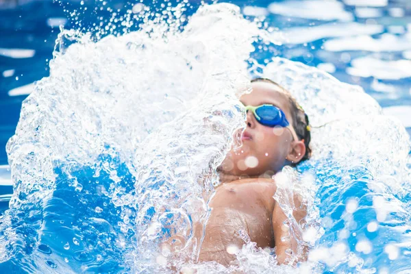 Porträt Einer Kleinen Schwimmerin Pool — Stockfoto