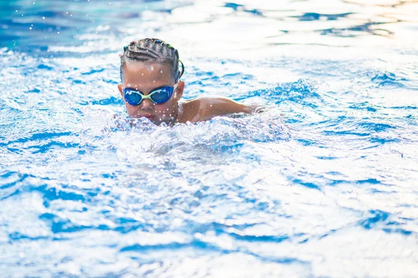 Πορτραίτο Ενός Μικρού Κολυμβητή Στην Πισίνα — Φωτογραφία Αρχείου