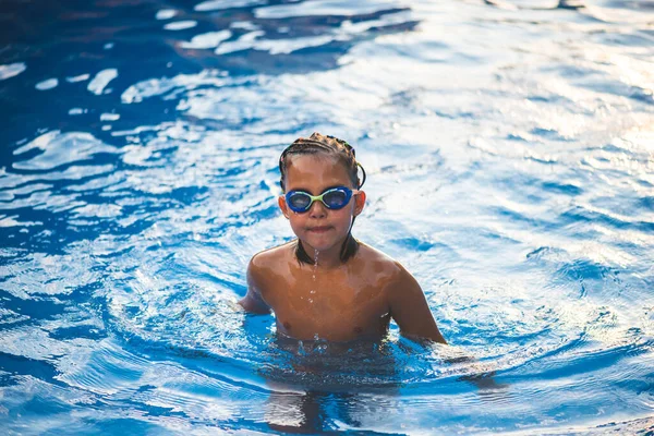 Porträt Einer Kleinen Schwimmerin Pool — Stockfoto