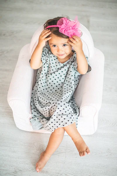 Menina Bonito Sentado Poltrona Pequena Sorrindo Para Câmera — Fotografia de Stock