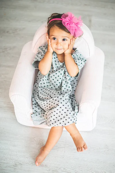 Menina Bonito Sentado Poltrona Pequena Sorrindo Para Câmera — Fotografia de Stock