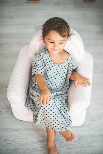 Χαριτωμένο Κοριτσάκι Κάθεται Μικρή Πολυθρόνα Και Χαμογελώντας Στην Κάμερα — Φωτογραφία Αρχείου