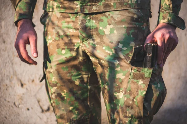 Cebinde Ncil Kamuflaj Üniforması Giymiş Bir Asker — Stok fotoğraf