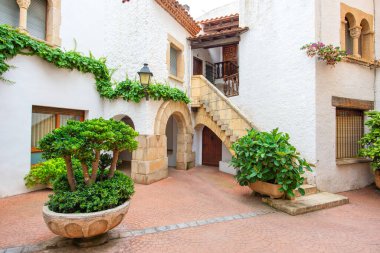 Eylül 2021: Tarragona, Katalonya, İspanya 'da Roc de Sant Gaieta köyü.