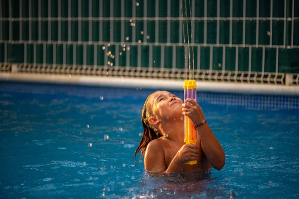 Kleines Mädchen Hat Spaß Beim Wasserpistolenspielen Und Schwimmen Pool — Stockfoto