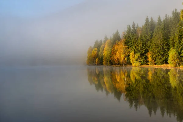 Höstlandskap Bergen Med Träd Som Reflekteras Vattnet Vid Anas Sjö — Stockfoto