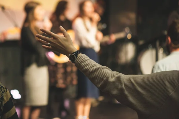 Руки Воздухе Женщины Прославляющей Бога Церковной Службе — стоковое фото
