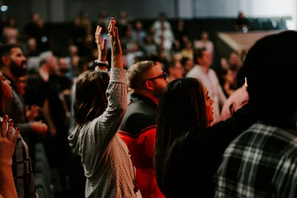 Руки Воздухе Людей Прославляющих Бога Церковной Службе — стоковое фото