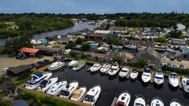 Norfolk Hatunları yat limanının hava görüntüsünü genişletiyor.