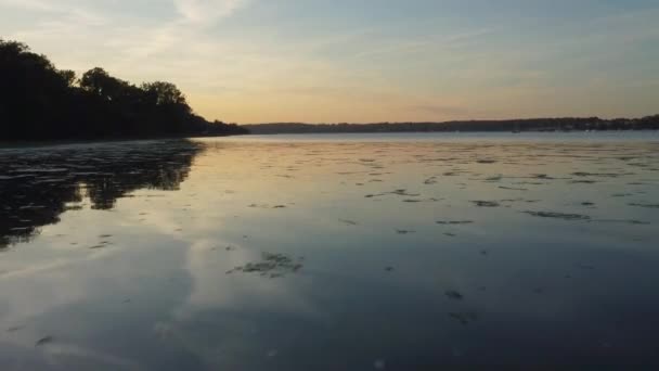 Низький Швидкий Політ Безпілотних Літальних Апаратів Над Мілководною Річкою Орвелл — стокове відео