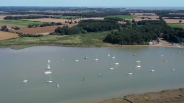 Bir yaz öğleden sonra nehirde yelkenli gezintisi