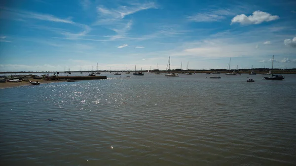 Rzeka Deben Cumujących Jachtach Suffolk — Zdjęcie stockowe