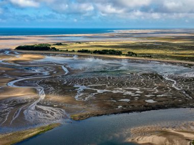 Kuzey sahilinin deniz manzarasının yanındaki kuyular.