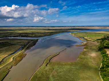 Nehir Waveney, Norfolk 'ta Burgh Şatosu hava manzarası yakınında.