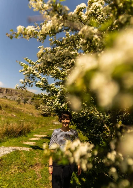Portrét Mladé Feny Mezi Listy Stromu Plného Květin — Stock fotografie