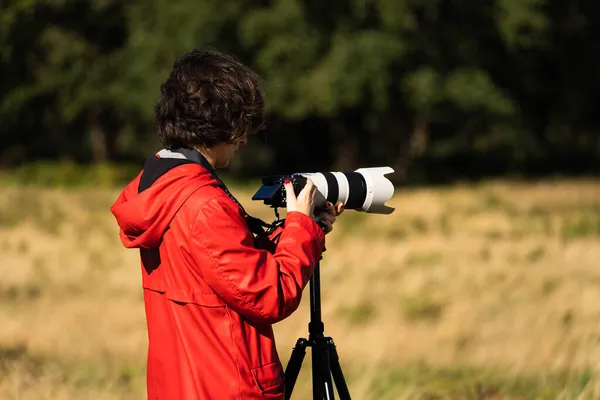 Jovem Mulher Tirando Fotos Com Uma Lente Telefoto Vida Selvagem — Fotografia de Stock