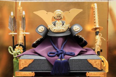 Erkekler festivali için oyuncak bebekler (Altın perdeli Japon geleneği)