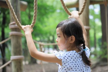 Japon öğrenci kız halatla oynuyor (6 yaşında))