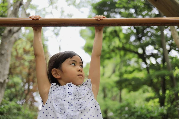 Japanska Student Flicka Spelar Utomhus Hinder Bana Gammal — Stockfoto