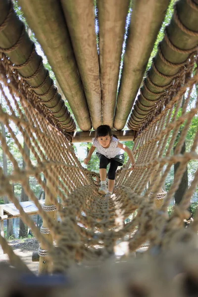 Niña Estudiante Japonesa Jugando Carrera Obstáculos Aire Libre Años Edad — Foto de Stock