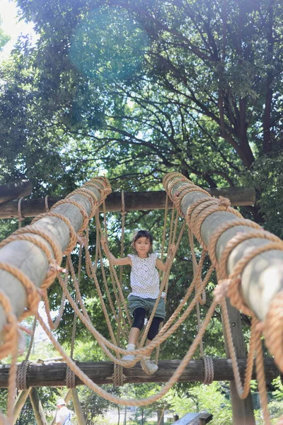 Niña Estudiante Japonesa Jugando Carrera Obstáculos Aire Libre Años Edad —  Fotos de Stock