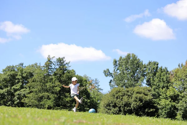 Estudante Japonês Menina Jogando Futebol Grama Anos — Fotografia de Stock