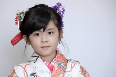 Seven-Five-Three festivalindeki Japon kız (beyaz sırt) (7 yaşında))