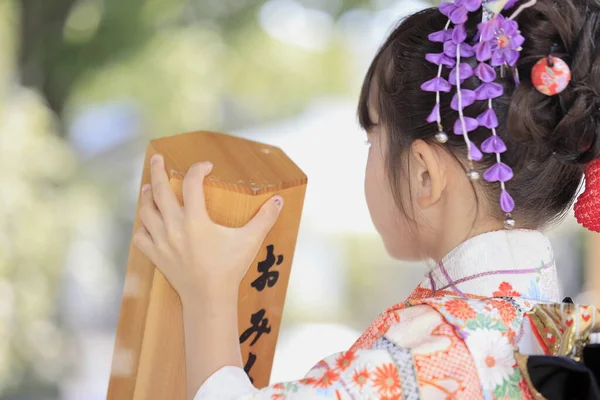 Japonská Dívka Kreslí Omikuji Sedm Pět Tři Festivalové Látky Let — Stock fotografie