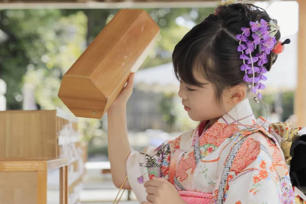Menina Japonesa Desenhando Omikuji Sete Cinco Três Pano Festival Anos — Fotografia de Stock