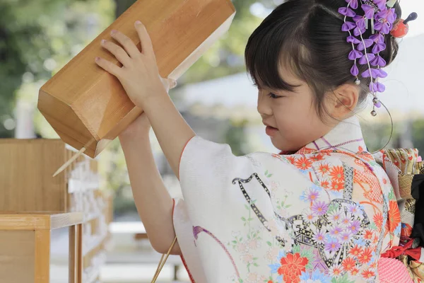 Japonská Dívka Kreslí Omikuji Sedm Pět Tři Festivalové Látky Let — Stock fotografie