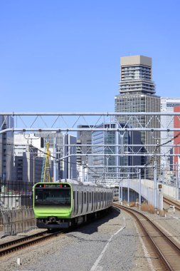 Takanawa Gateway, Tokyo, Japonya 'da çalışan tren (Yamate hattı)