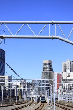 Takanawa Gateway, Tokyo, Japonya 'da çalışan tren (Keihin Tohoku hattı)