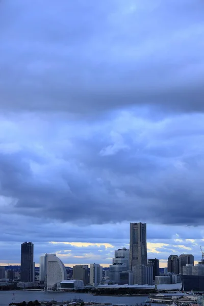 在日本的横滨水手长21世纪 从Shinkoyasu看 多云的场景 — 图库照片