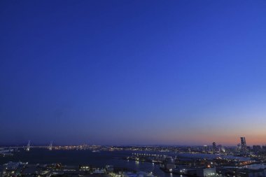 Yokohama Minatomirai 21 ve Yokohama Körfezi köprüsü (Shinkoyasu manzaralı) (gece sahnesi))