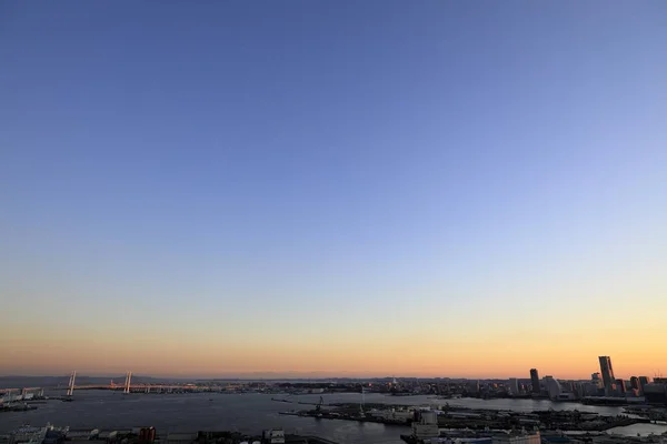 日本横滨Minatomirai 21号和横滨湾大桥 从Shinkoyasu看 黄昏场景 — 图库照片